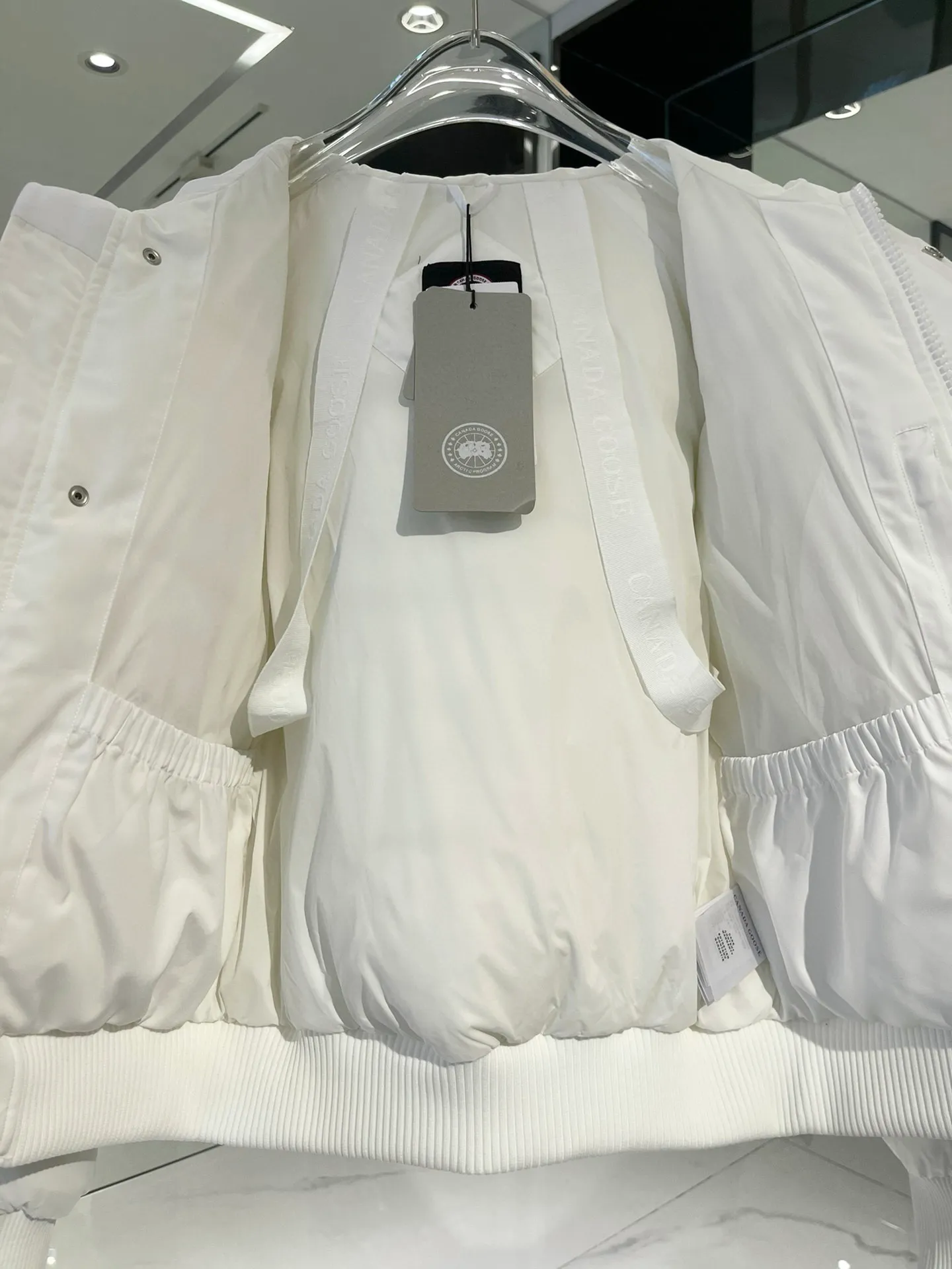 P900 Big Goose Soft Sleeve Short Bomber Jacket Canada Goose Canada Goose Chilliwack Series Solid Color Hooded Fitted Long Sleeve Down Jacket Paradigm Series Down Jacket Short Big Goose Soft Sleeve Down Jacket White The inner straps make the jacket easy to carry on the shoulders, freeing your hands. Special features: light, thick, handsome Size xs-xxl Color black, white